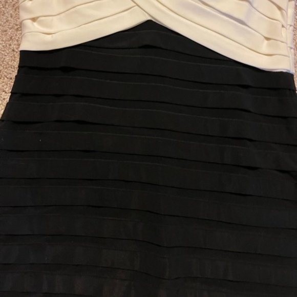 Cache Smart looking Black & White dress - Picture 5 of 6